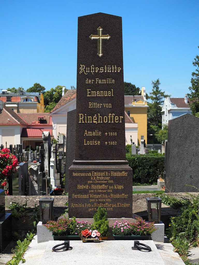 Hrobka rodiny Ringhofferů na vídeňském hřbitově. Za Sousedíka se přimlouvá i jeden z významných členů rodiny, František IV. Ringhoffer.