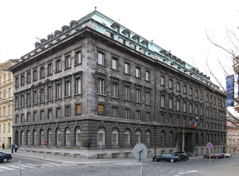 Kromě vily v Bubenči nechávají postavit i tzv. Petschův palác, moderní sídlo své banky.
