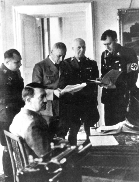 Adolf Hitler se v Praze právě chystá podepsat výnos o vzniku Protektorátu Čechy a Morava.