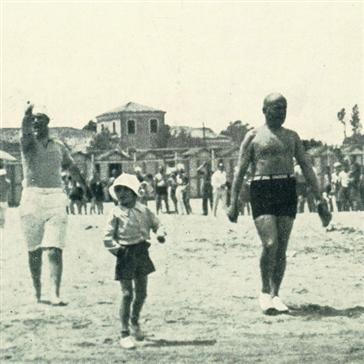 Malý Romano Mussolini s otcem na pláži. Benito Mussolini syna cepuje - s jídlem se musí vždy čekat na hlavu rodiny.