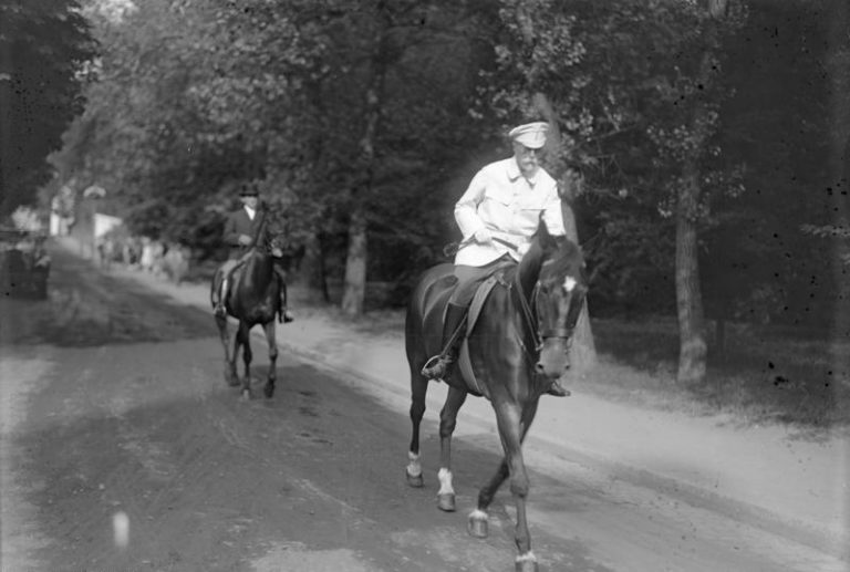 Tomáš Garrigue Masaryk v lánské oboře rád jezdí na koni.