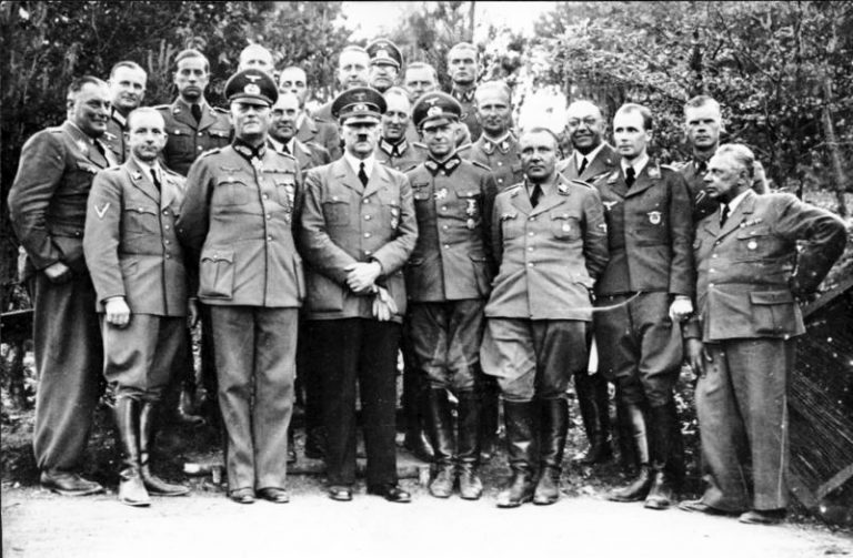 Theodoru Murellovi (čtvrtý zprava) Adolf Hitler bezvýhradně věří. Jeho metody léčby jsou ale přinejmenším zvláštní.