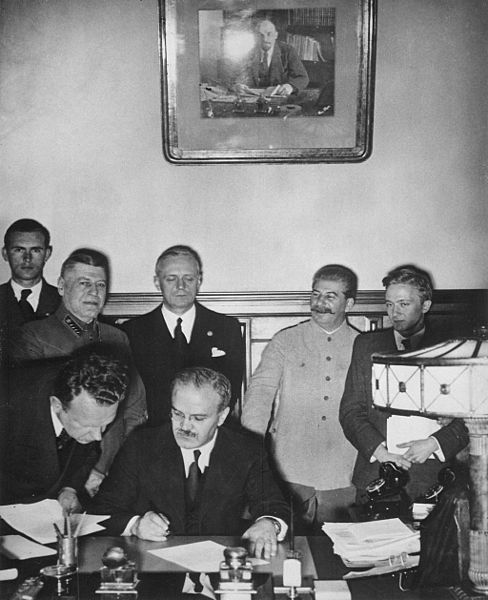 Vjačleslav Michajlovič Molotov (sedící uprostřed) se podle dobových důkazů stává přeborníkem v popíjení alkoholu.
