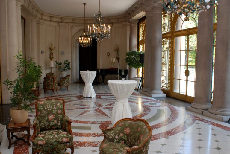 Díky obratným obchodům si mohou Petschkové dovolit luxus - dnes je zde rezidence velvyslance USA.