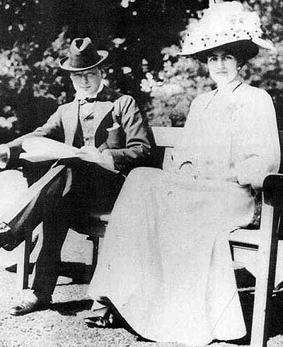 Clementine Hozierová to se svým budoucím manželem Winstonem Churchillem nemá jednoduché. Momentka z roku 1908 krátce před svatbou.