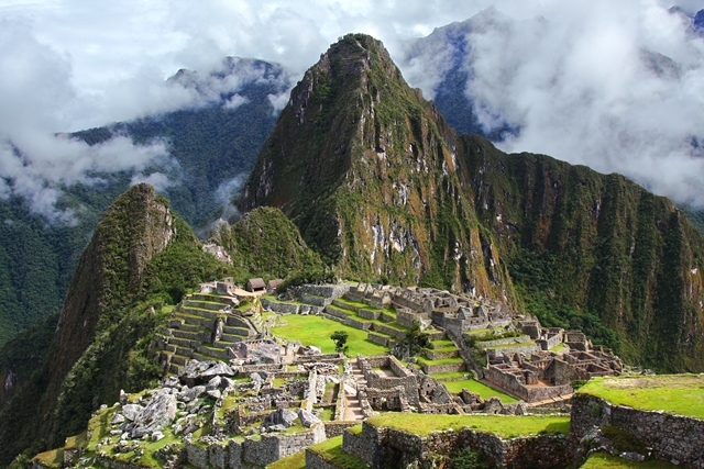 Město bylo vystavěno za použití do tvaru kvádru opracovaných kamenů. Ty byly skládány na sebe, a to bez použití malty nebo jiného pojiva. Nevysvětlenou otázkou zůstává, jak Inkové těžké žulové bloky na tak nepřístupné místo převáželi.