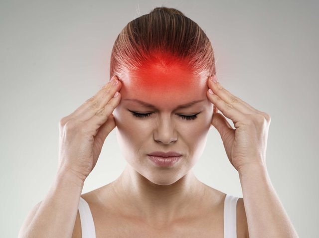 Během úplňku trpí mnoho lidí bolestmi hlavy. Daleko intenzivněji se ale ozývají i jiná bolestivá místa (jizvy, klouby, záda apod.).