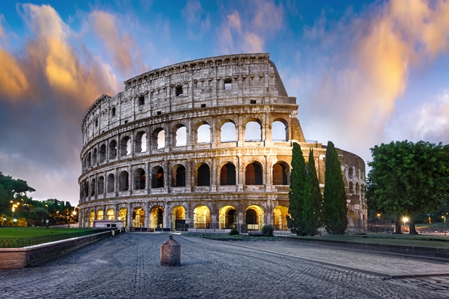Amfiteátr je 189 metrů dlouhý, 156 metrů široký a 48 metrů vysoký. Podle historiků získal svůj název „Koloseum“ podle obrovské bronzové sochy, která stála v sousedním amfiteátru.