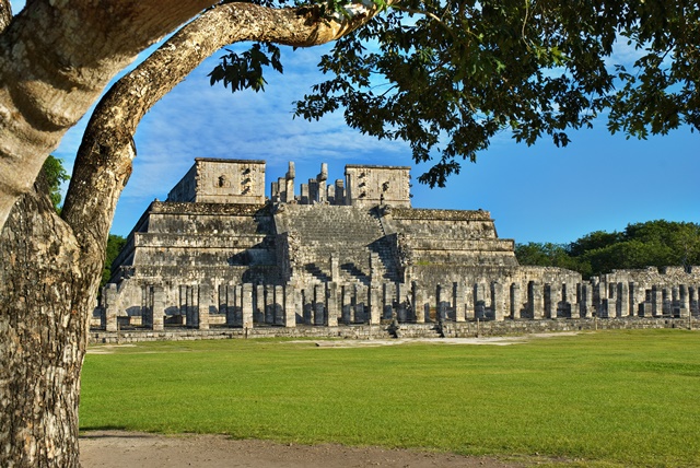 I když na poloostrově není žádná povrchová voda, nacházejí se v Chichén Itzá dvě přírodní „studny“. Studně bohů byly obětovány panny a malí chlapci.