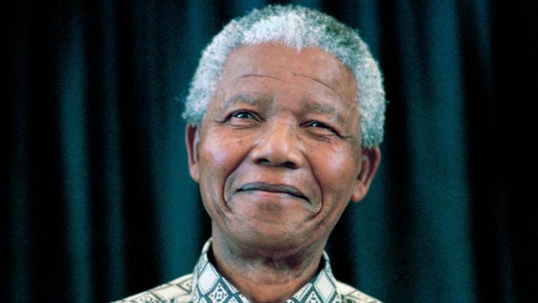 Existuje někde vesmír, kde Mandela umírá během svého pobytu ve vězení?