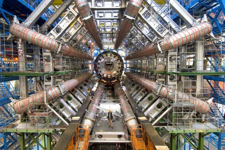 LHC je instalován v kruhovém tunelu o obvodu 27 kilometrů v hloubce 50–150 m pod zemí.