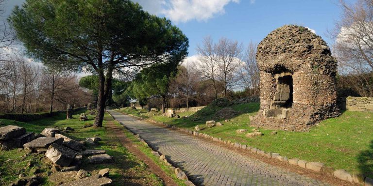 Via Appia byla nejdůležitější silnicí římské říše.