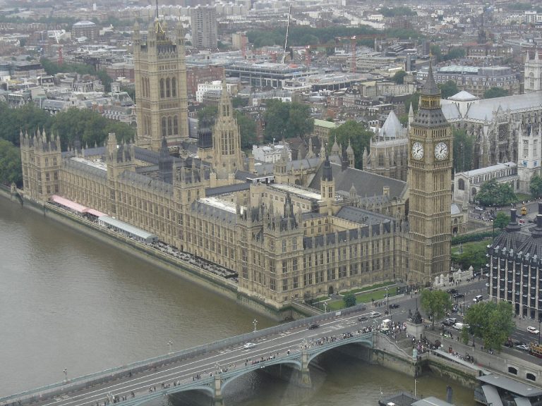Když se staví nová hodinová věž Westminsterského paláce, stavební materiál se dopravuje po řece Temži.