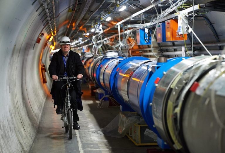 „Potrubí“ Velkého hadronového urychlovače (LHC), kde se částice honí téměř rychlostí světla.