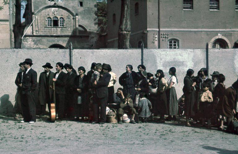 Romové čekající na transport.