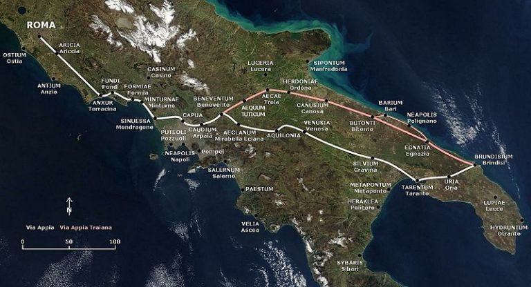 Průběh silnic Via Appia (bíle) a Via Appia Traiana (růžově).