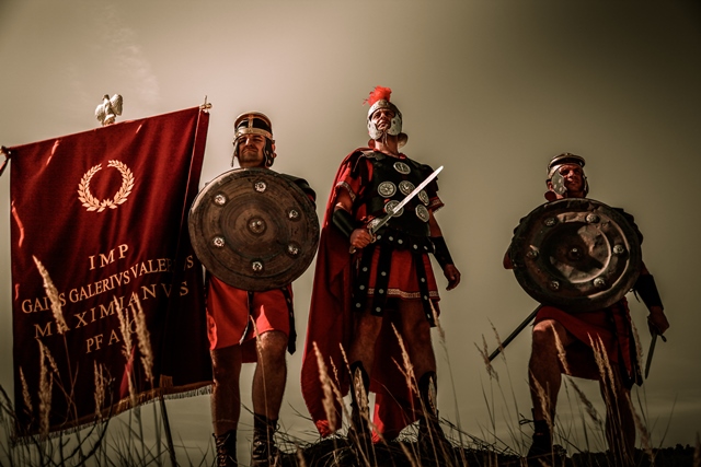 Římská říše se po mnoho století rozpínala po veliké části tehdy známého světa a její armáda budila v lidech strach. Za její silou přitom stáli disciplinovaní legionáři a brilantní vojenská taktika.