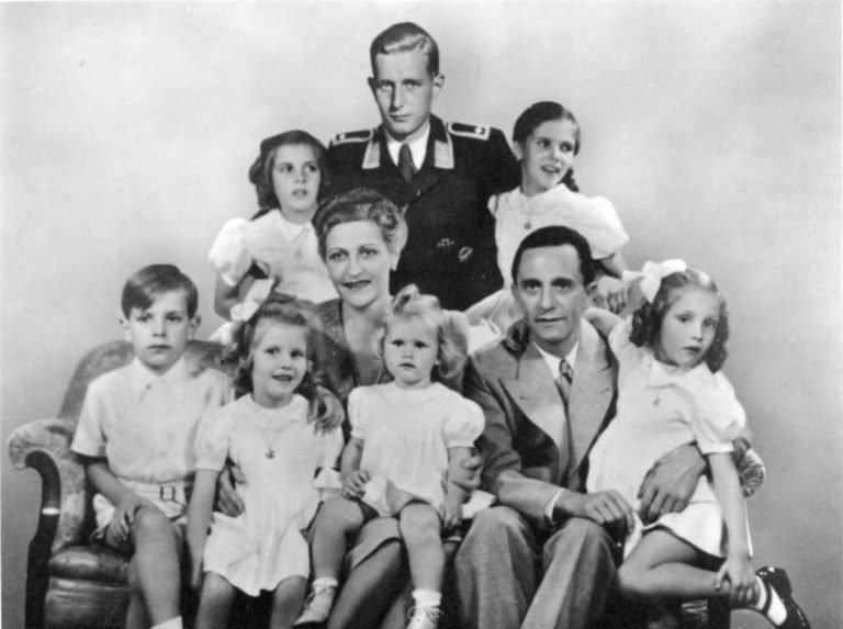 V bunkru dělá vůdcova sekretářka také společnost Goebbelsovým dětem. Kromě Magdina syna z prvního manželství všechny zemřou.
