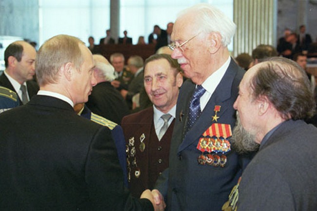 Za vytvoření textu je Michalkov v roce 2000 oceněn prezidentem Vladimirem Putinem.