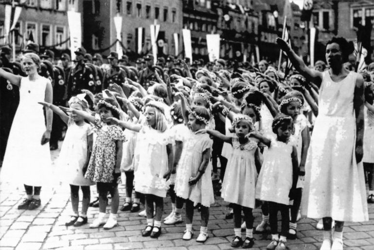 Děti se stávají od narození součástí nacistické mašinerie.