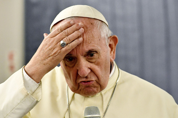 I papeže Františka občas trápí klouby.