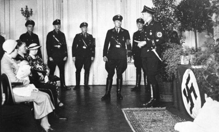 Důstojníci přijíždí do Lebensbornu za povyražením s mladými ženami.