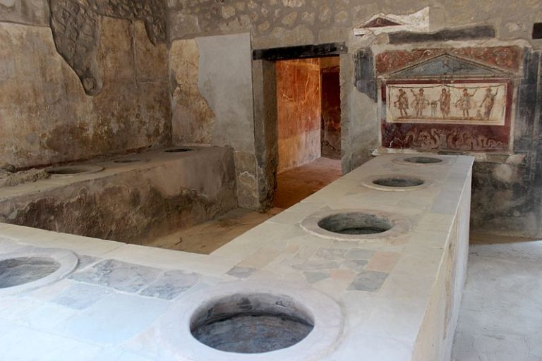 Díky výbuchu sopky Vesuv se pompejské Thermopolium zachovalo naprosto dokonale.