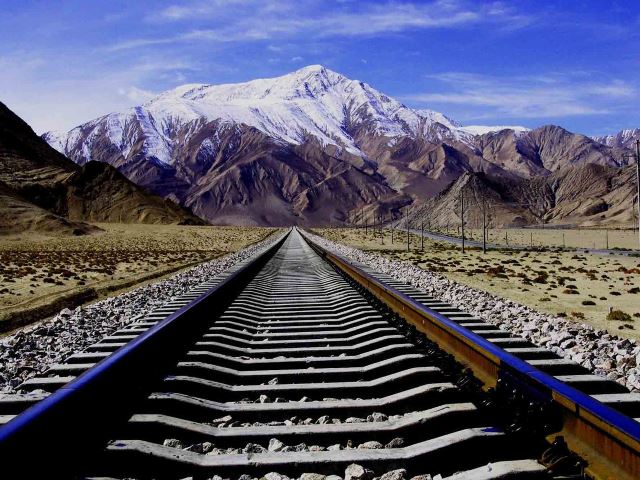 Tibetská železnice překonává převýšení o 4 000 metrů.