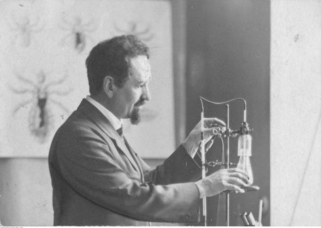 Objevitel vakcíny proti skvrnitému tyfu byl moravský rodák Rudolf Weigl.