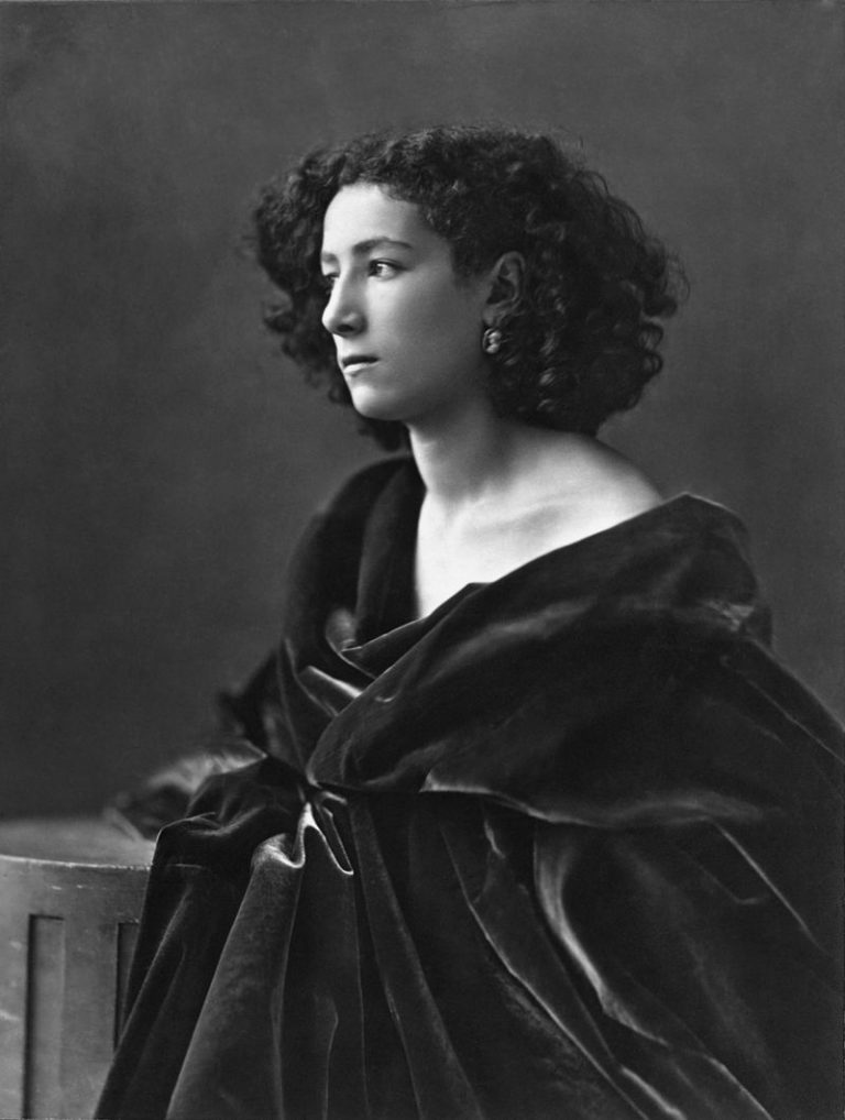 Sarah Bernhardtová získá díky Muchovi velkou popularitu.