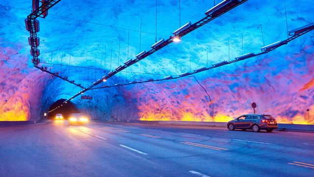 Tunel je kvůli stresu řidičů barevně řešen.
