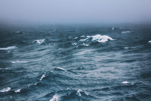 Při čerstvém větru na moři vznikají velké vlny.