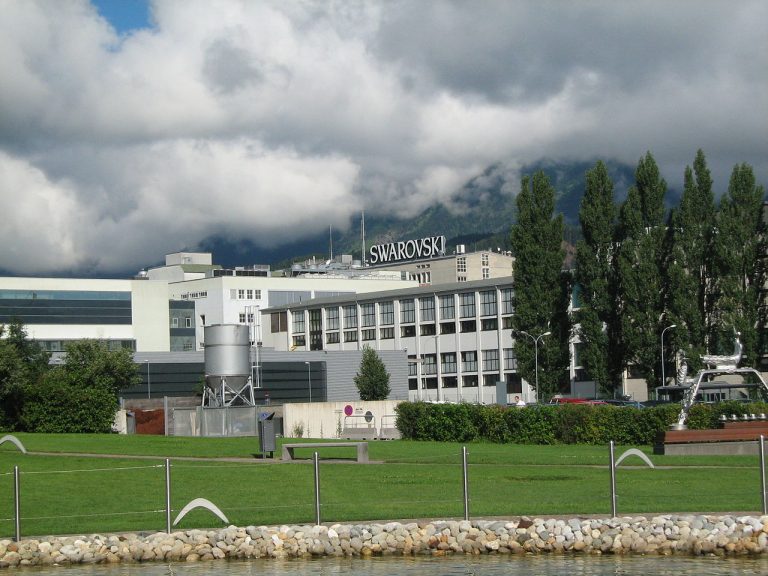 Z malé továrničky ve Wattens v Tyrolích se postupem času vyvine obrovský komplex.