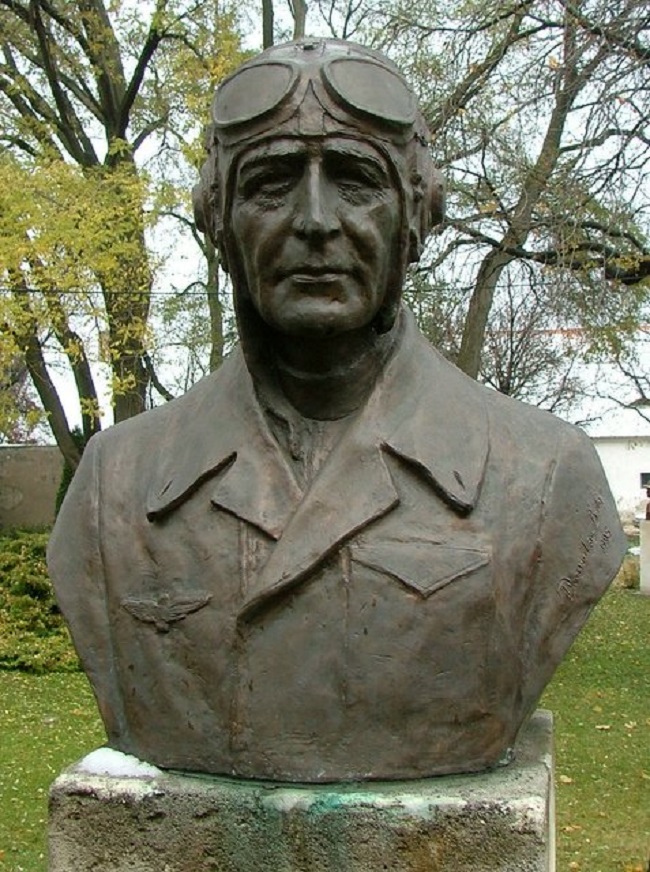 László Almásy má dnes svou bustu v Maďarském geografickém muzeu.