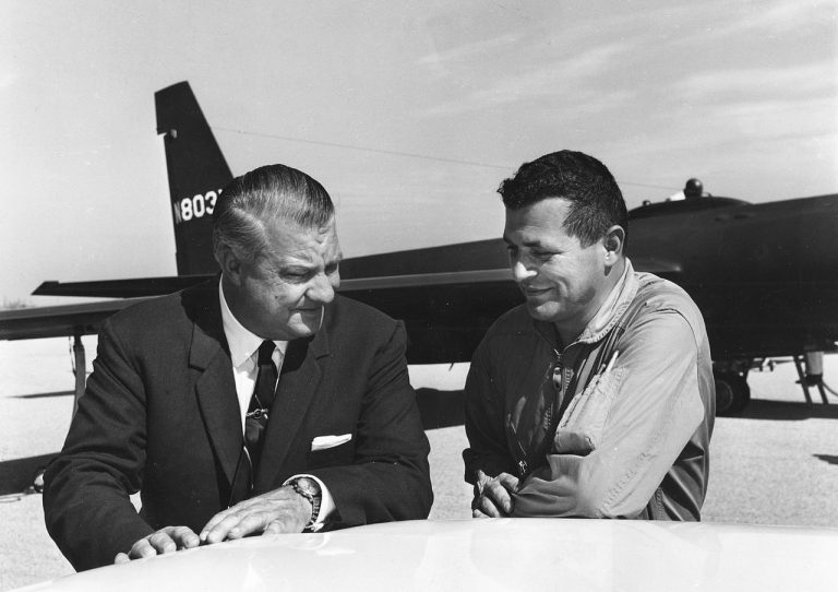 Jedním z prvních vyměněných je pilot CIA Gary Powers, který je během průzkumné akce nad Sovětským svazem nemilosrdně sestřelen.