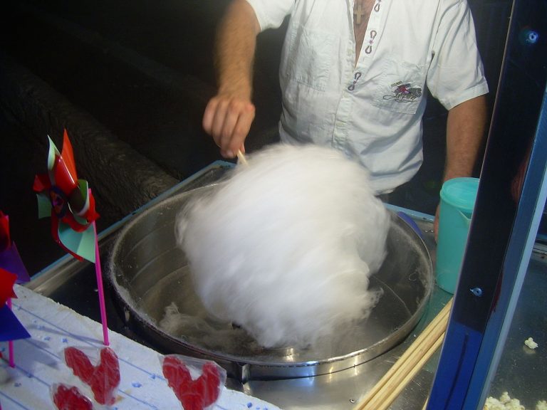 Stroj, který se skládá z velkého bubnu, cukr pod teplotou 200 °C rozehřeje a okamžitě zchladí. Jedině tak lze dosáhnout tenkých a jemných provázků natáčených na špejli.