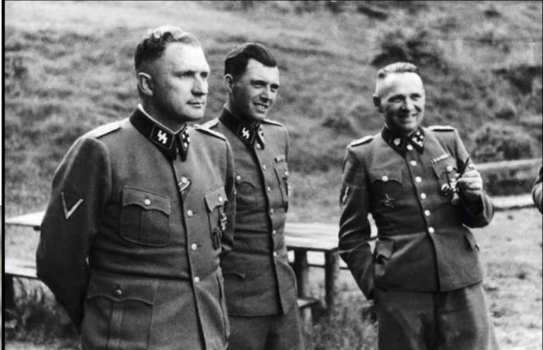 Dr. Mengele (uprostřed) je ďábel, který neváhá pro své experimenty vraýdfit ani děti.