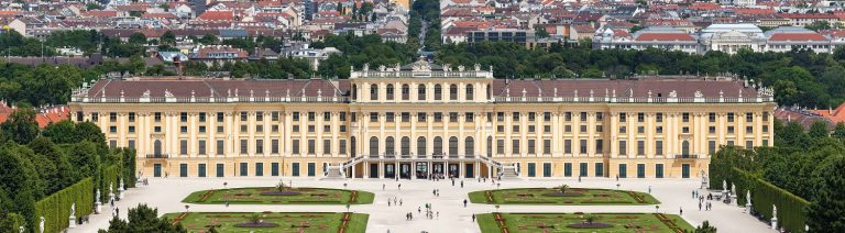 Stěny vídeňského Schönbrunnu se stávají svědkem císařova ponížení.