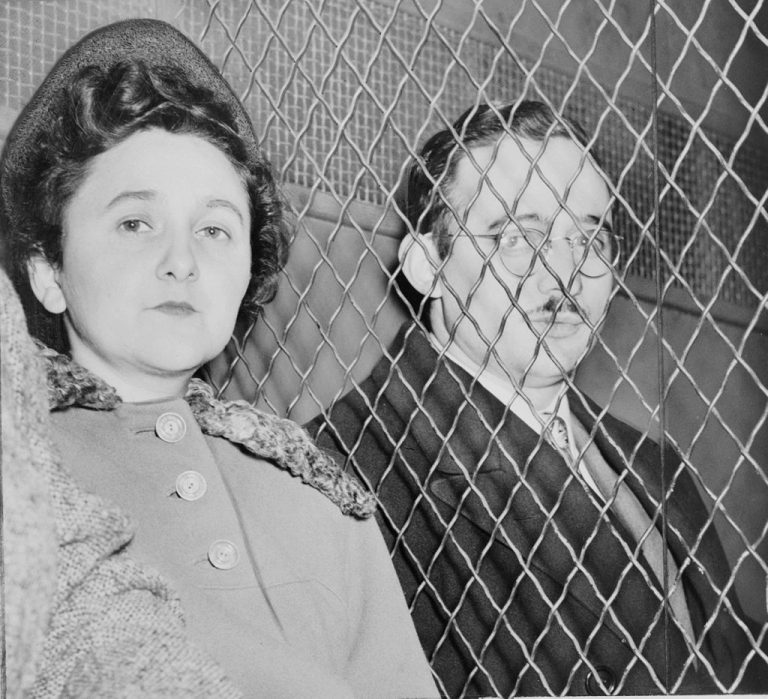 Naděje na šťastný konec se pro manžele Rosenbergovi rozplyne v prach. Za své údajné špionážní aktivity proti Spojeným státům jsou v roce 1953 popraveni.