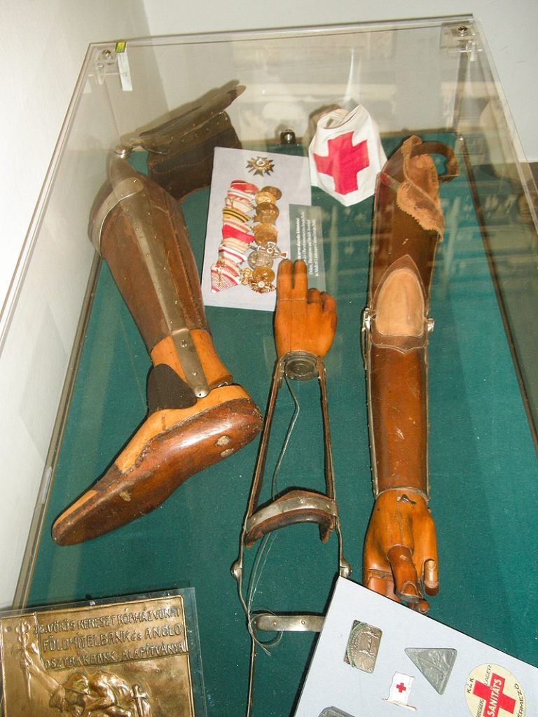 Dřevěné protézy rukou a nohou byly běžné i za 2. světové války.