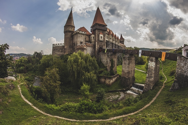 V hradu strávil údajně 7 let ve vězení slavný Vlad III. Dracula.