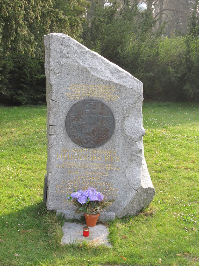 Píkův hrob na Plzeňském ústředním hřbitově.. Oběšen byl v roce 1949.