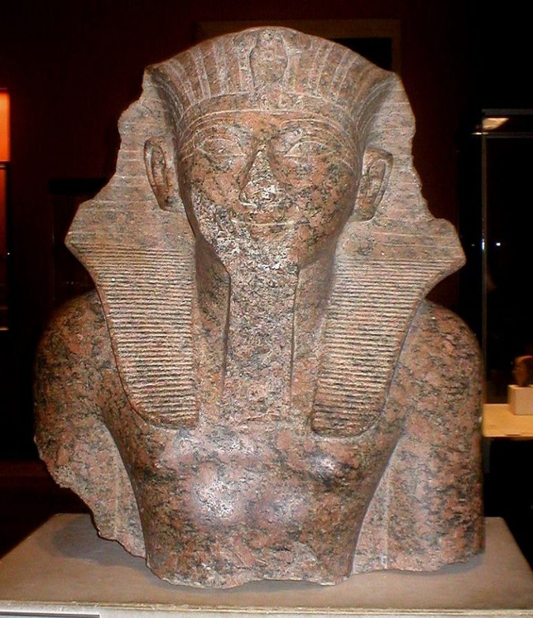 Thutmose IV. prý pod sochou usne a zdá se mu, že získá trůn.