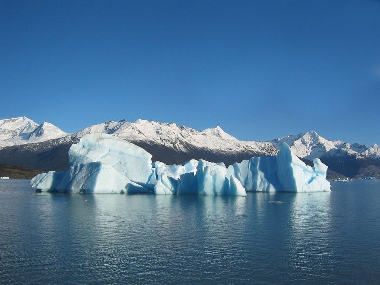 Ledovec; zde se nacházejí tři skupenství vody pohromadě.