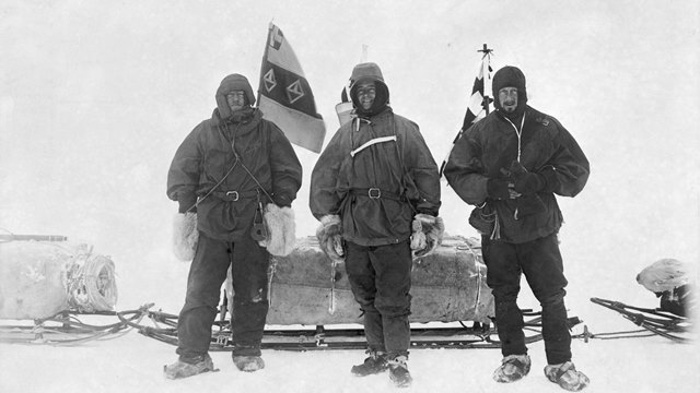 Před Scottem s Amundsenem se v roce 1909 pokusil jižní pól dobýt Ernest Shackleton.