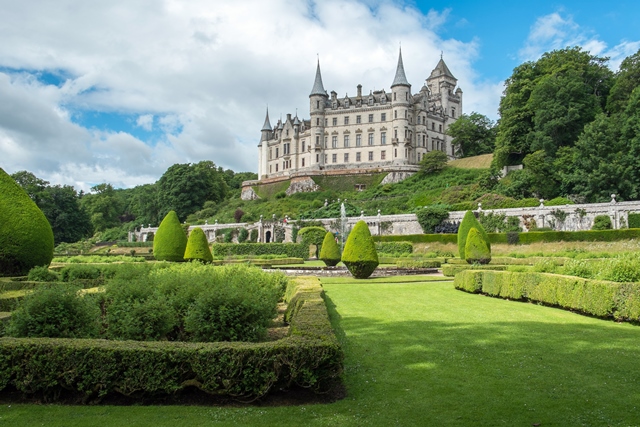 Zahradu u hradu navrhl v roce 1850 také Charles Barry, nechal se přitom inspirovat zámkem ve Versailles.
