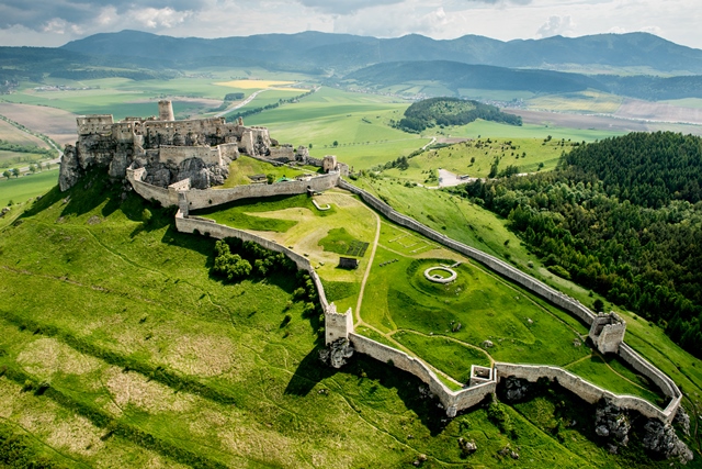 Jako jeden z mála odolal hrad v roce 1241 tatarskému vpádu. Jeho opevnění pak bylo ještě více zesíleno.