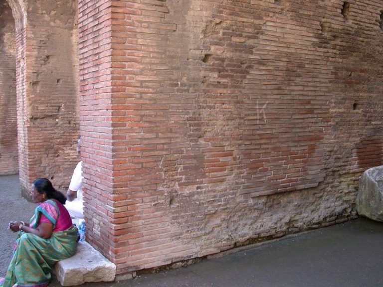 Za velké písmeno, kterou na zeď Kolosea vyryje v roce 2014, zaplatí ruský turista pokutu 24 000 dolarů.