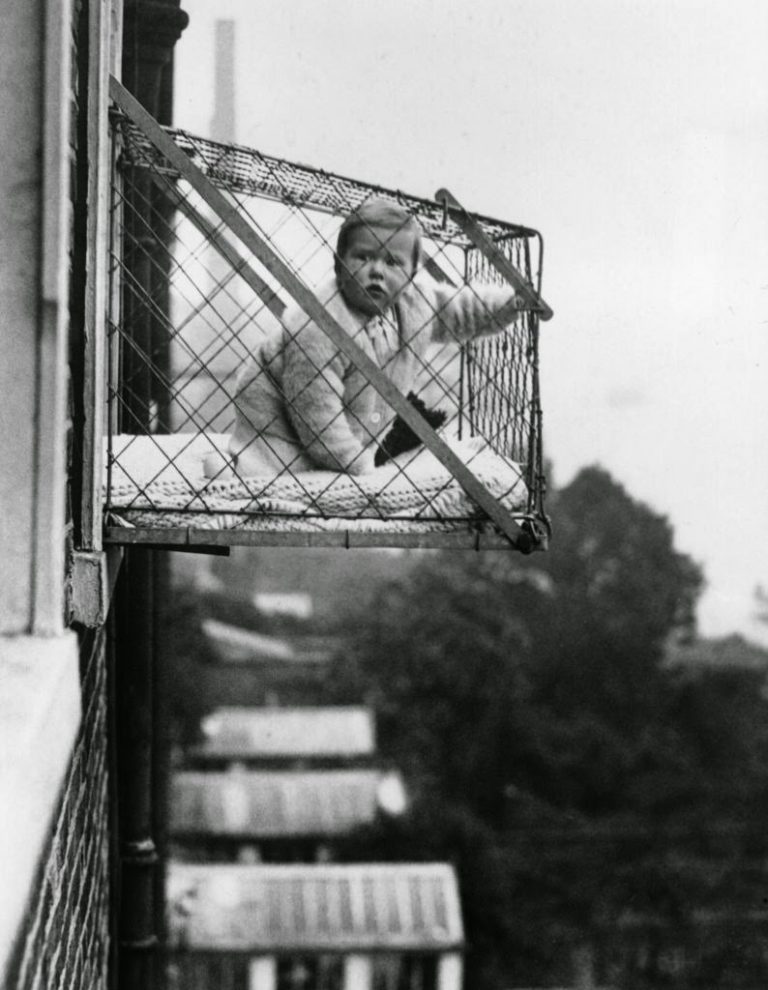 Dítě v závěsné kleci à la Chelsea Baby Club.