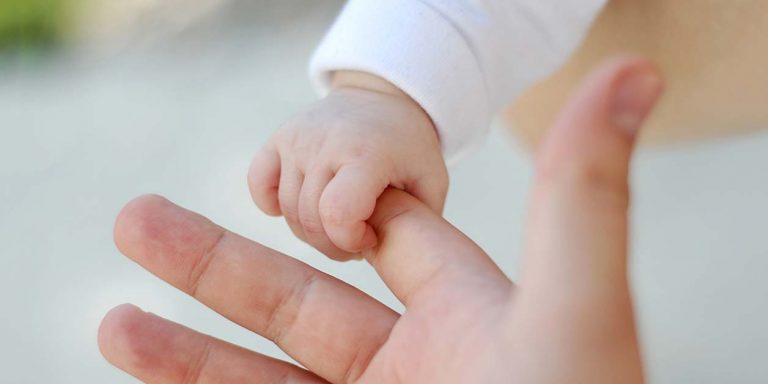 Jemné doteky stimulují mozek malých dětí.